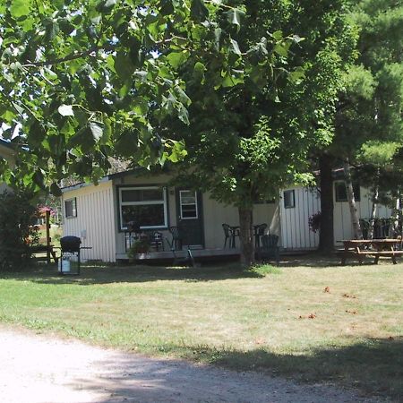 Colonial Bay Motel And Cottages ハンツビル エクステリア 写真