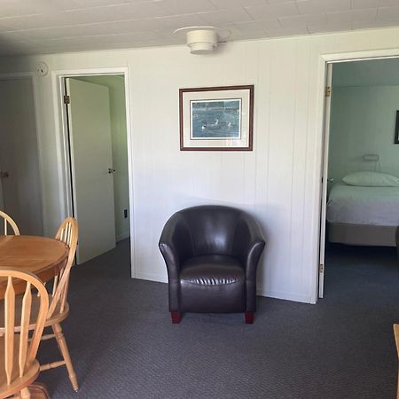 Colonial Bay Motel And Cottages ハンツビル エクステリア 写真