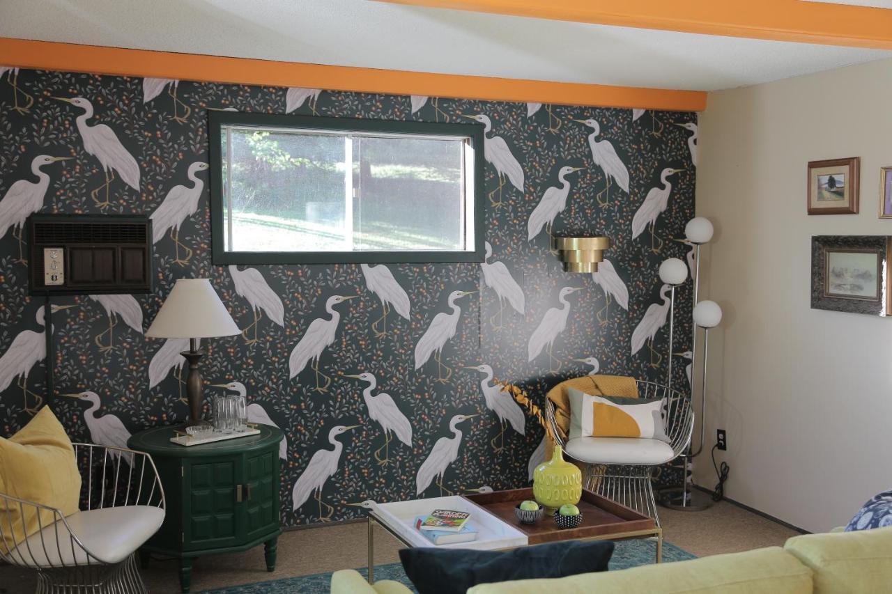 Colonial Bay Motel And Cottages ハンツビル エクステリア 写真