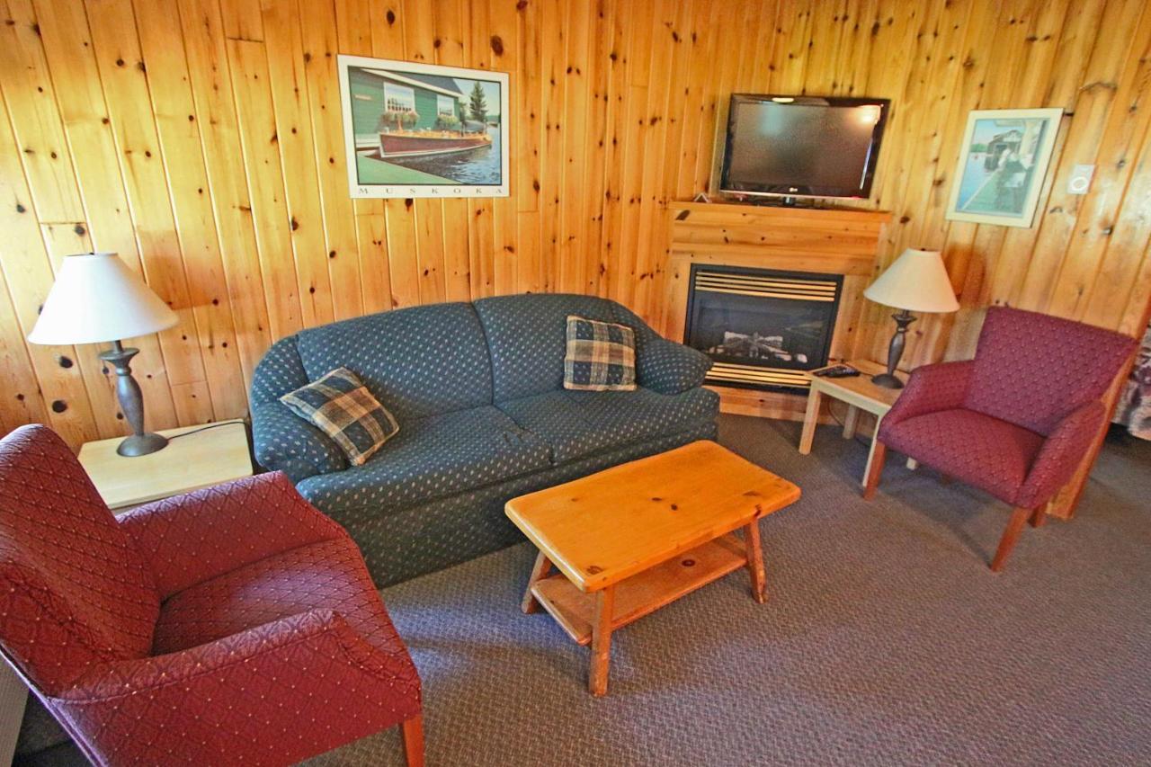Colonial Bay Motel And Cottages ハンツビル エクステリア 写真