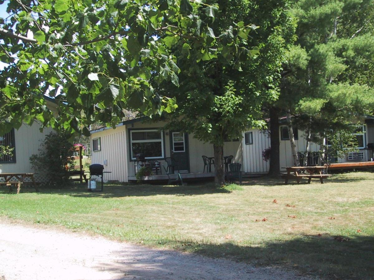 Colonial Bay Motel And Cottages ハンツビル エクステリア 写真