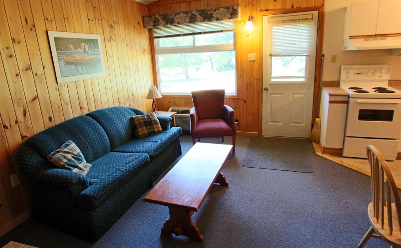 Colonial Bay Motel And Cottages ハンツビル エクステリア 写真