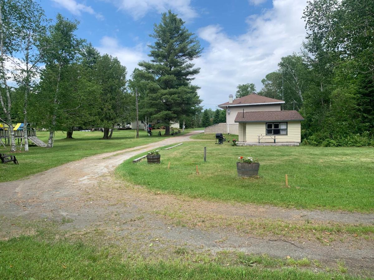 Colonial Bay Motel And Cottages ハンツビル エクステリア 写真