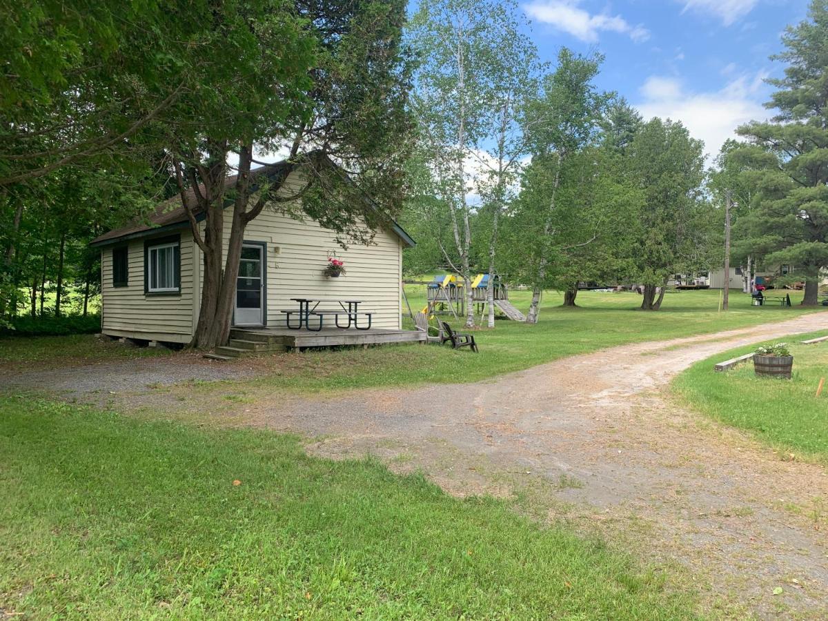 Colonial Bay Motel And Cottages ハンツビル エクステリア 写真