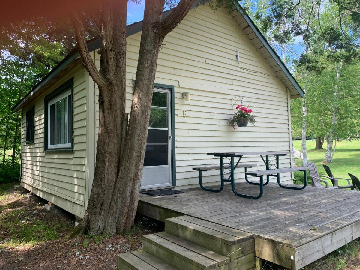 Colonial Bay Motel And Cottages ハンツビル エクステリア 写真