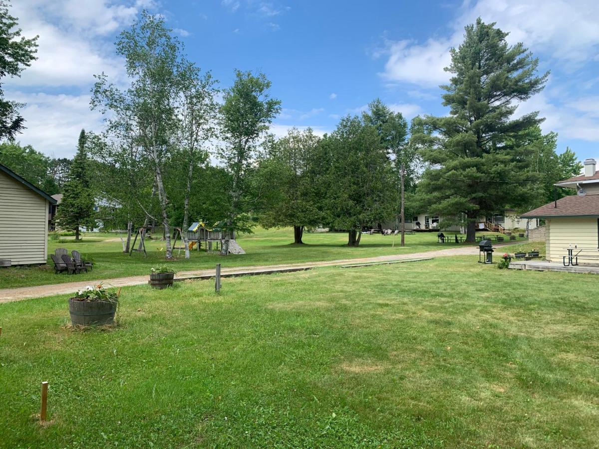 Colonial Bay Motel And Cottages ハンツビル エクステリア 写真