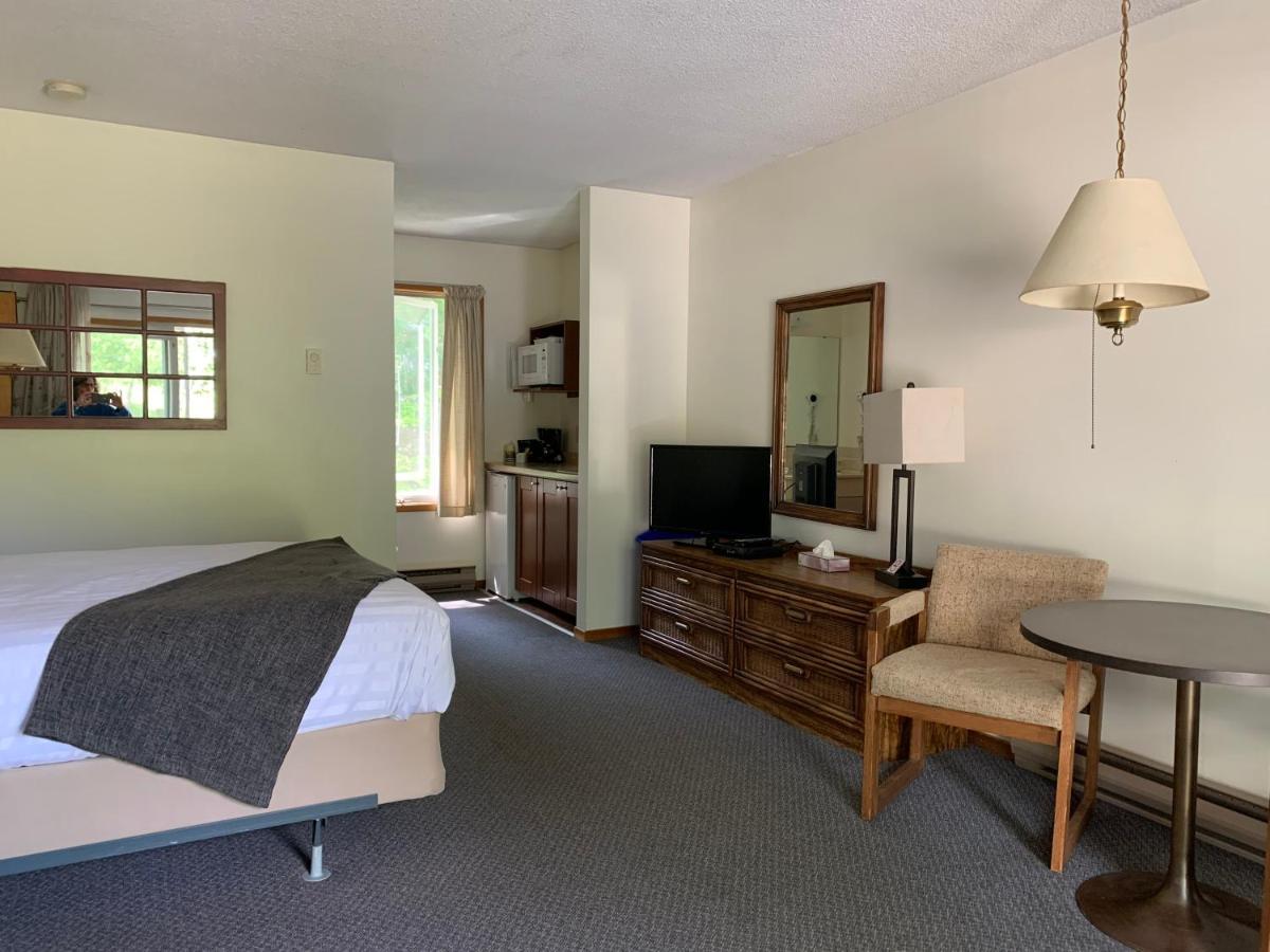 Colonial Bay Motel And Cottages ハンツビル エクステリア 写真