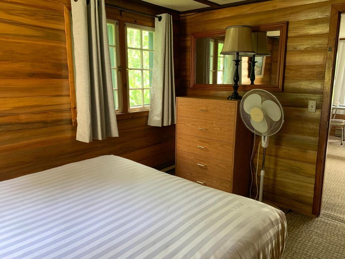 Colonial Bay Motel And Cottages ハンツビル エクステリア 写真