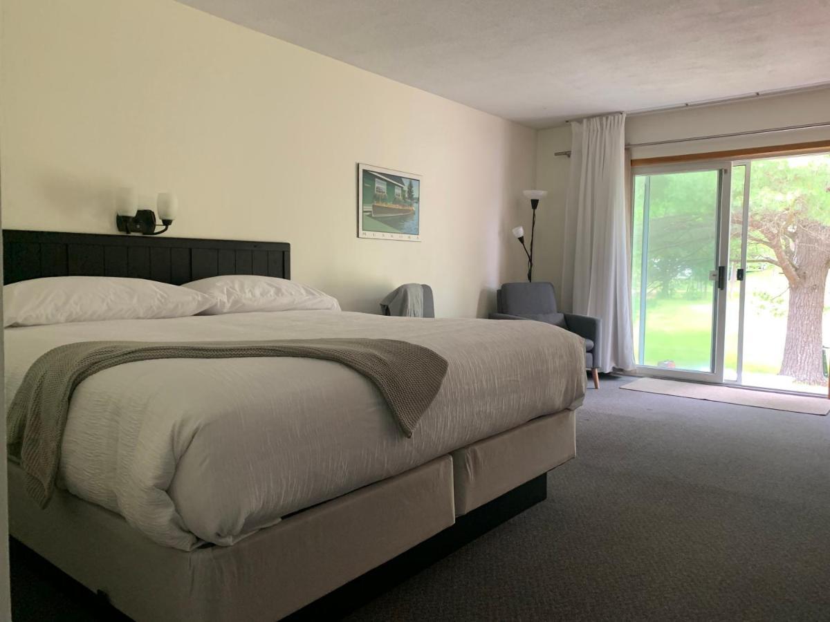 Colonial Bay Motel And Cottages ハンツビル エクステリア 写真