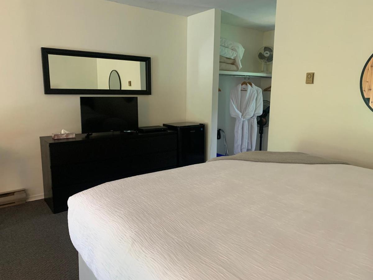 Colonial Bay Motel And Cottages ハンツビル エクステリア 写真