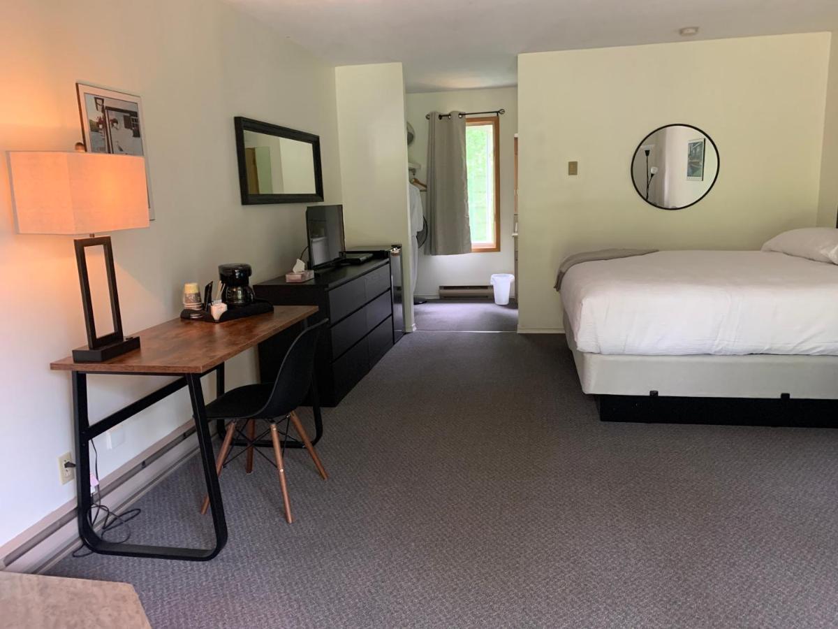 Colonial Bay Motel And Cottages ハンツビル エクステリア 写真