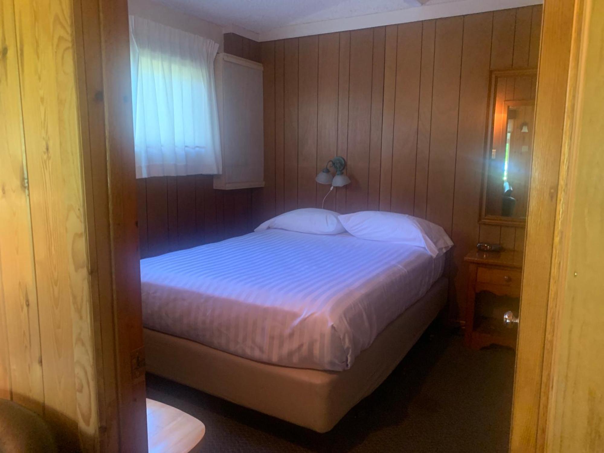 Colonial Bay Motel And Cottages ハンツビル エクステリア 写真