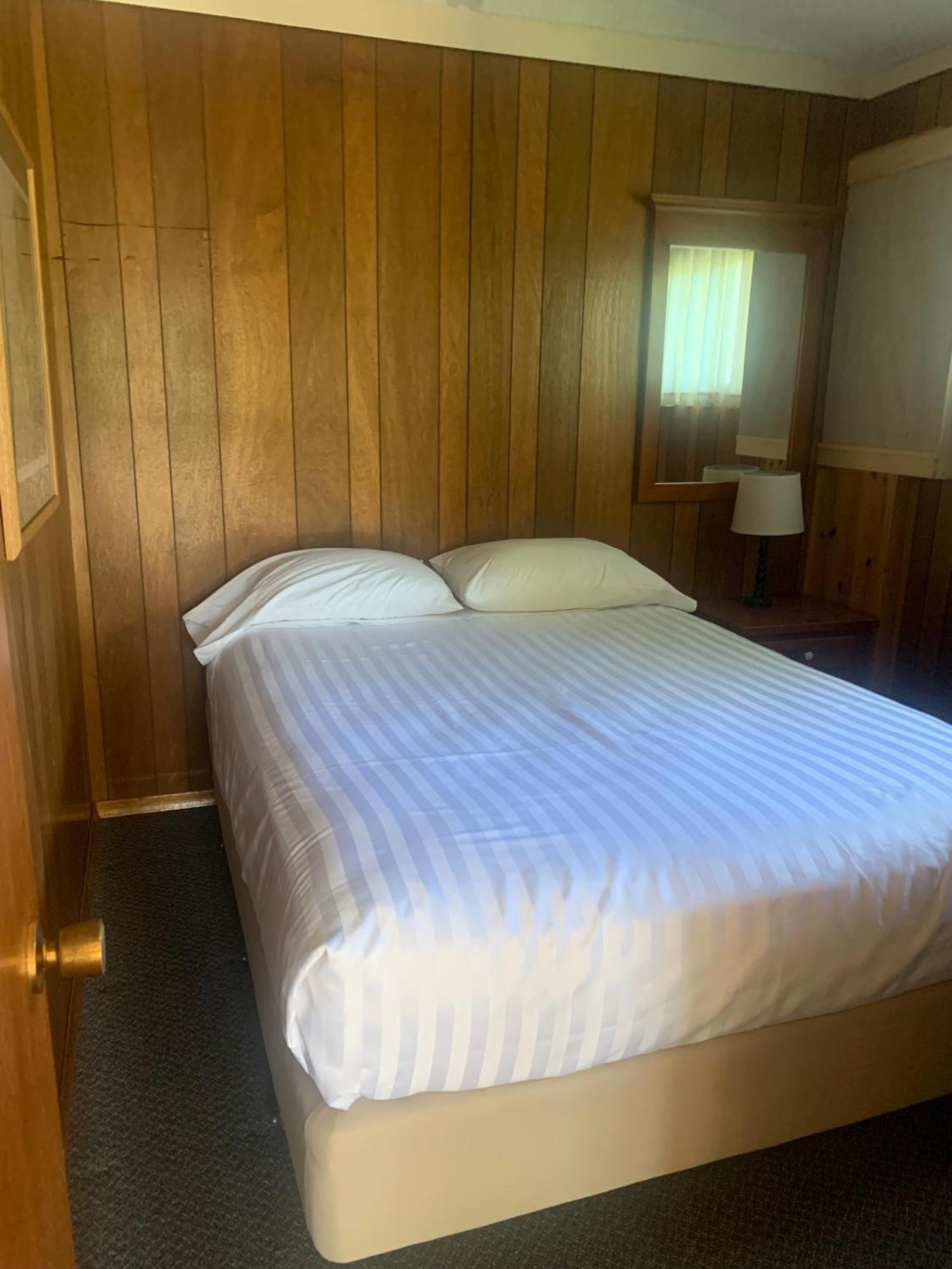 Colonial Bay Motel And Cottages ハンツビル エクステリア 写真
