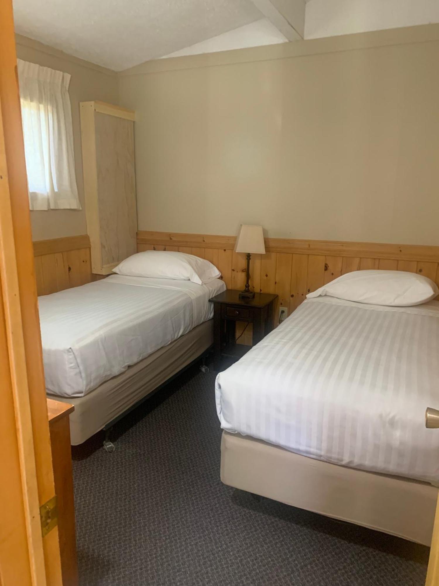 Colonial Bay Motel And Cottages ハンツビル エクステリア 写真