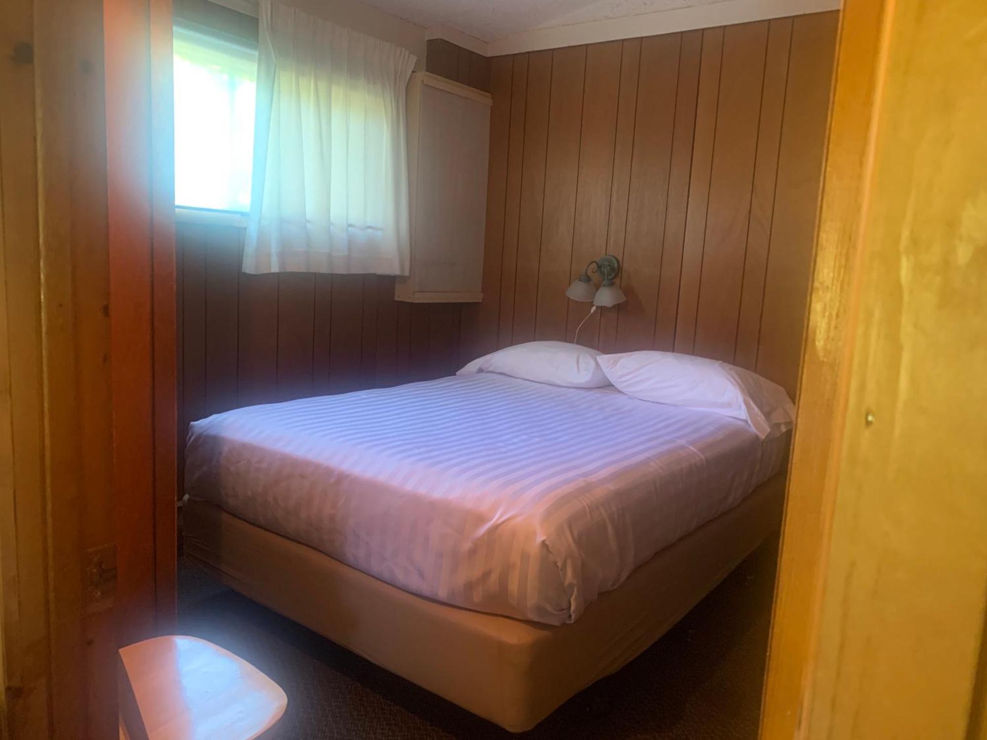 Colonial Bay Motel And Cottages ハンツビル エクステリア 写真