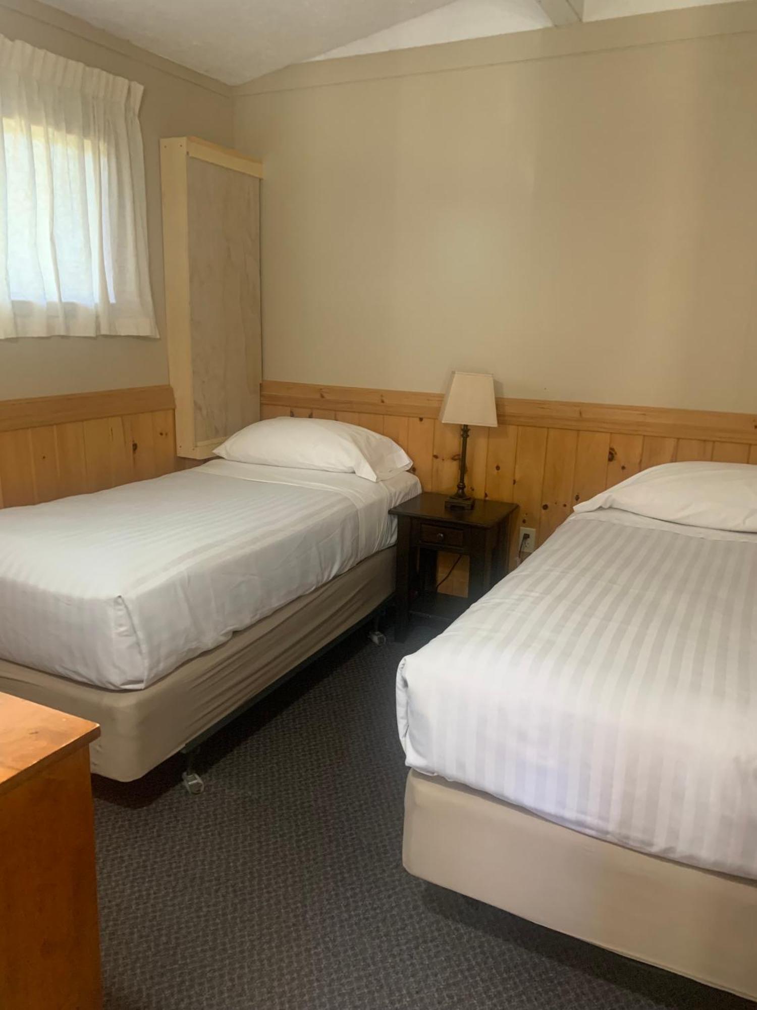 Colonial Bay Motel And Cottages ハンツビル エクステリア 写真