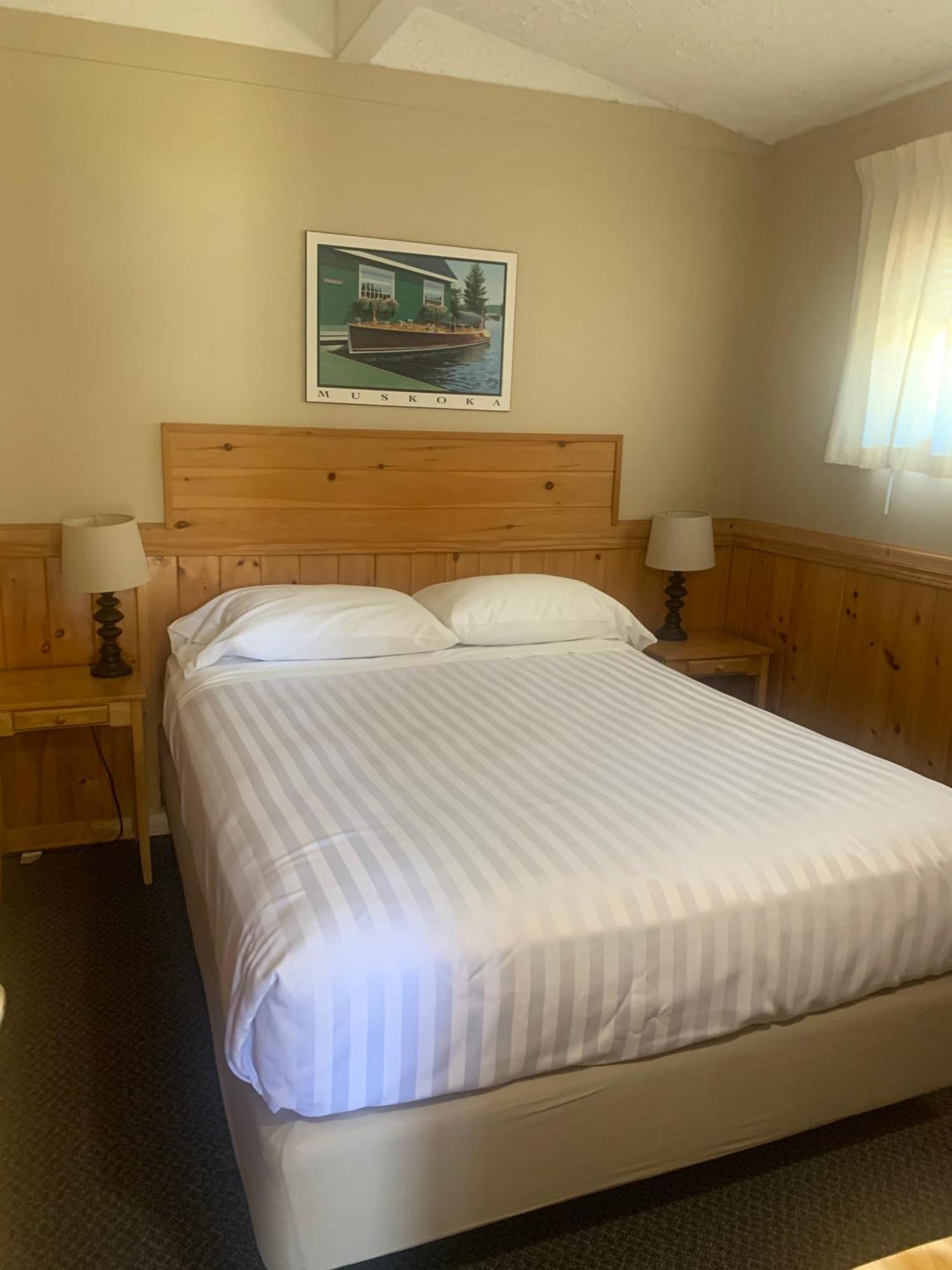 Colonial Bay Motel And Cottages ハンツビル エクステリア 写真