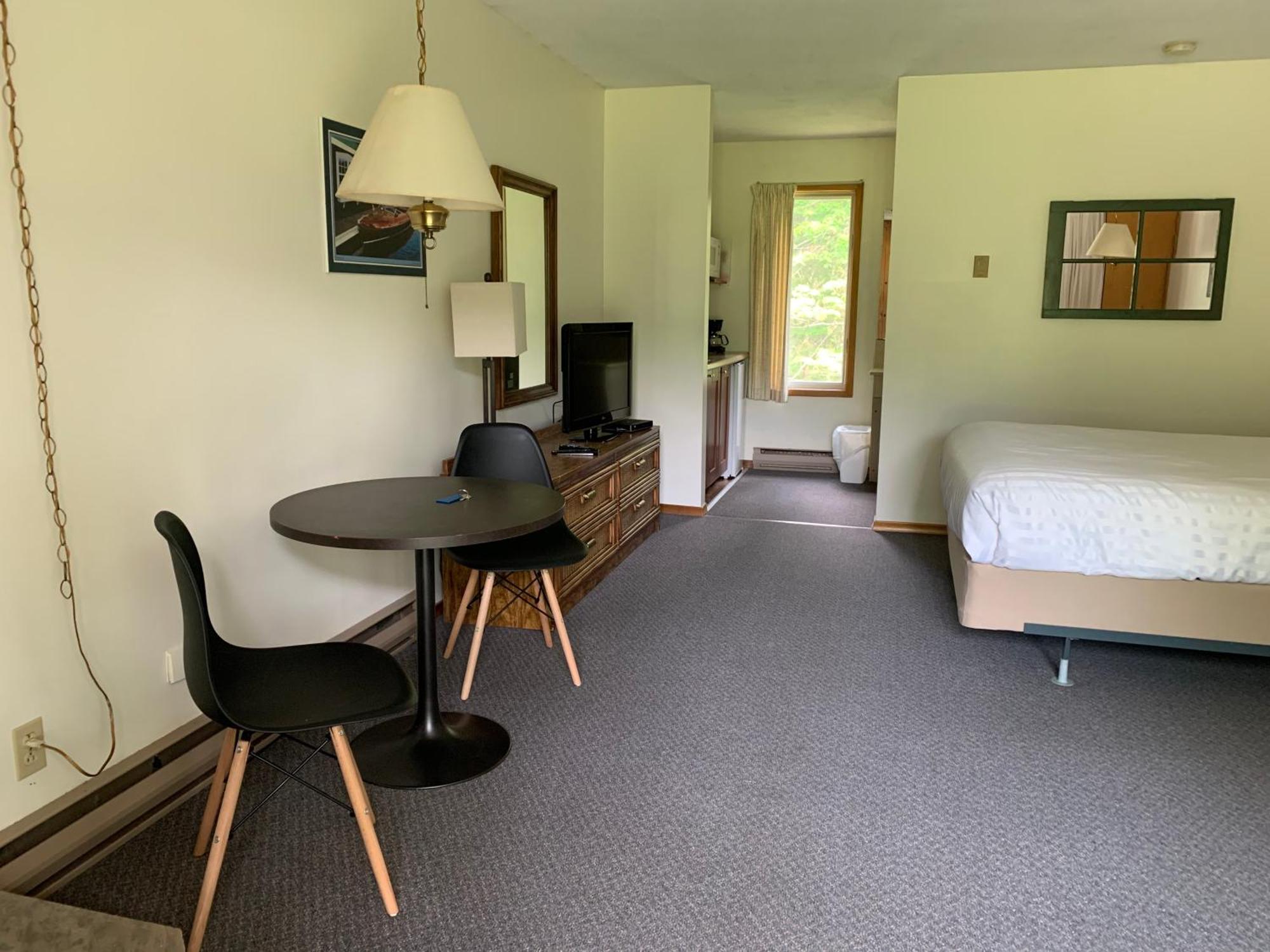 Colonial Bay Motel And Cottages ハンツビル エクステリア 写真