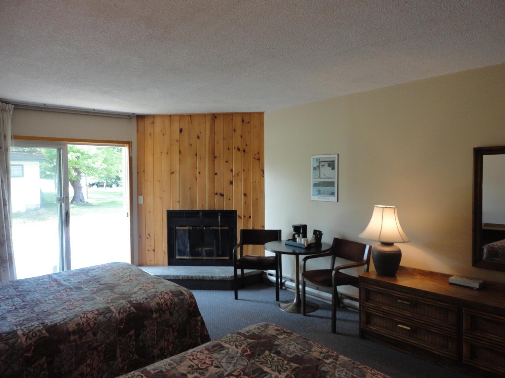 Colonial Bay Motel And Cottages ハンツビル エクステリア 写真