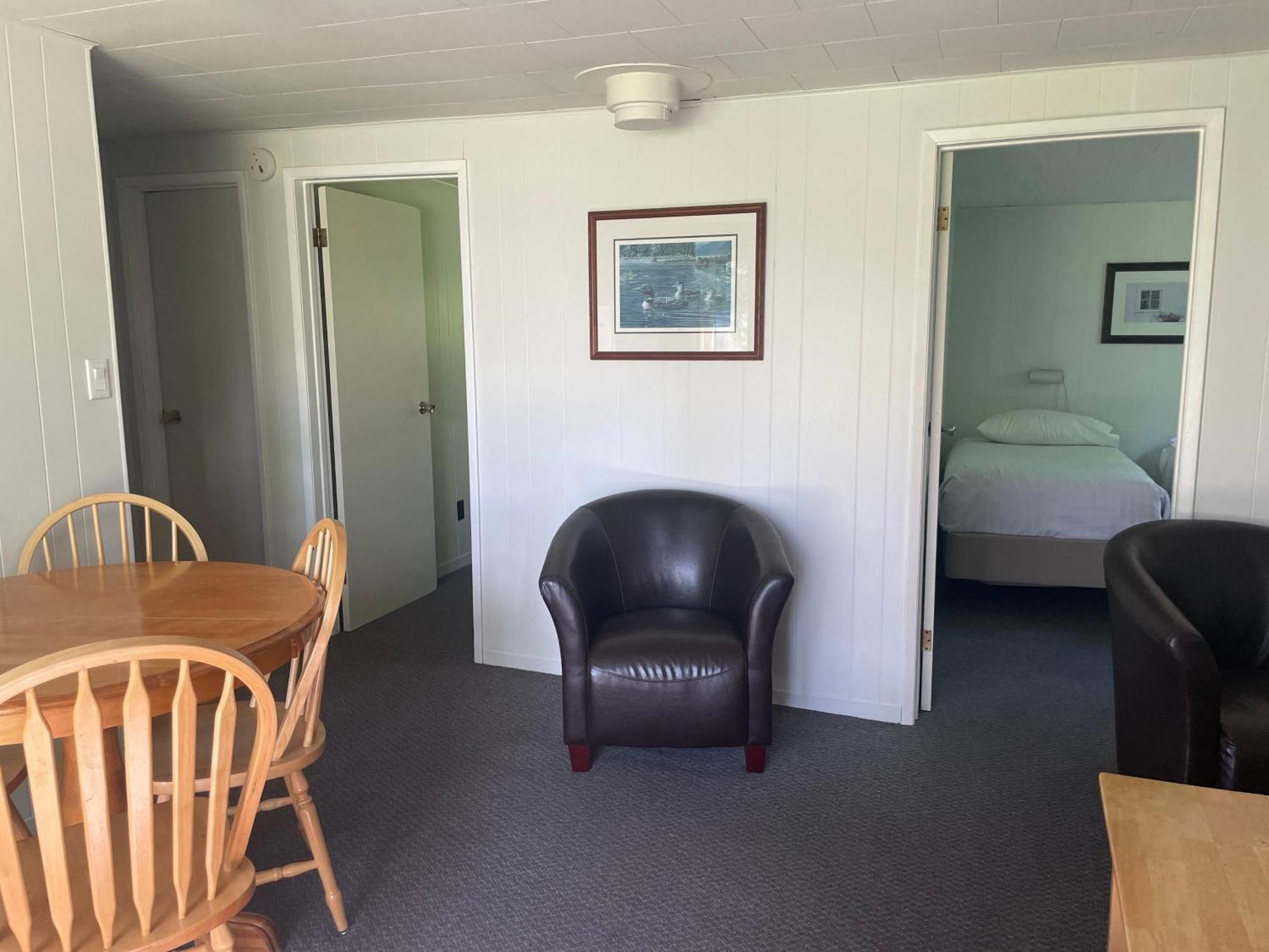 Colonial Bay Motel And Cottages ハンツビル エクステリア 写真