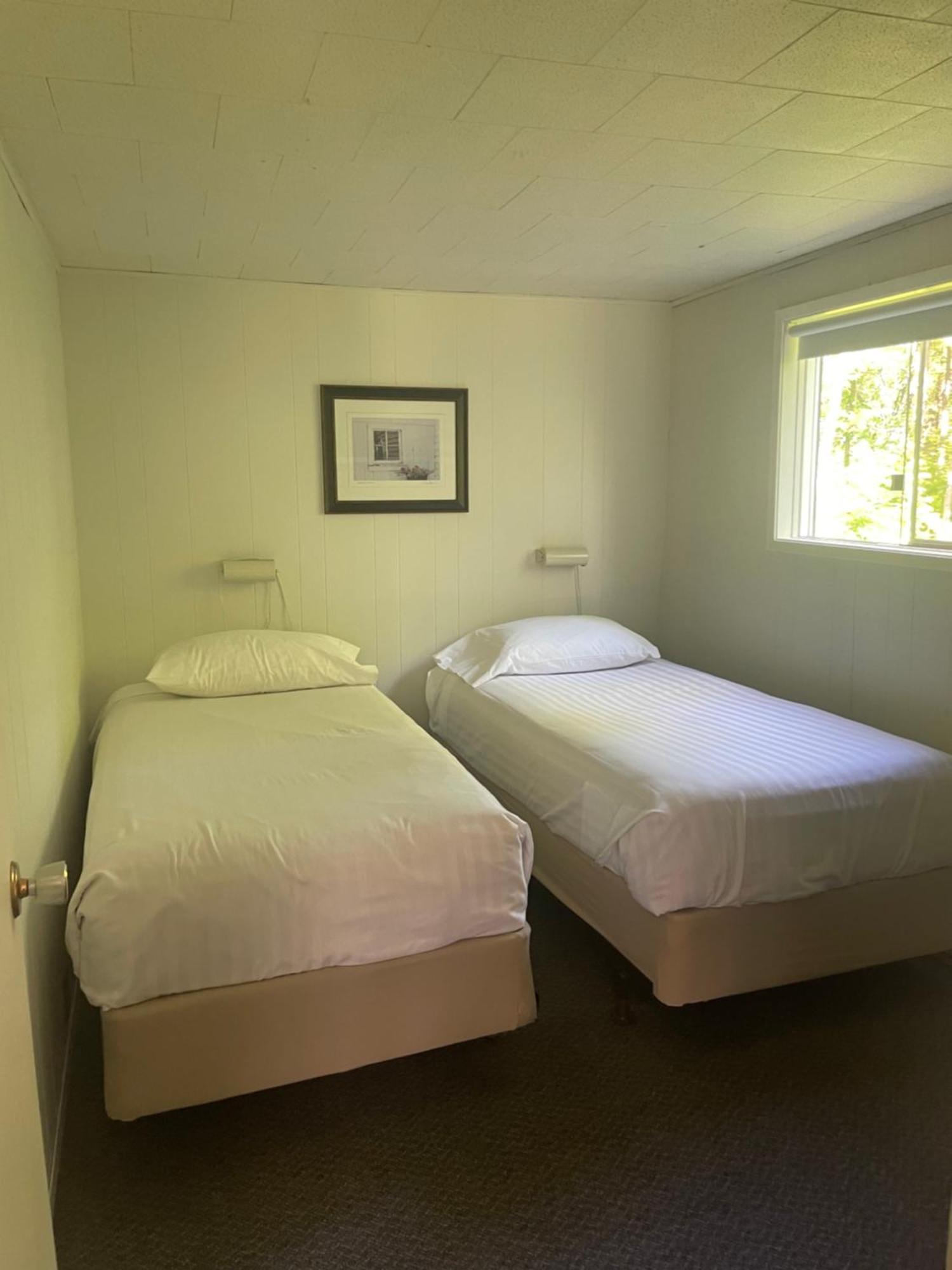 Colonial Bay Motel And Cottages ハンツビル エクステリア 写真