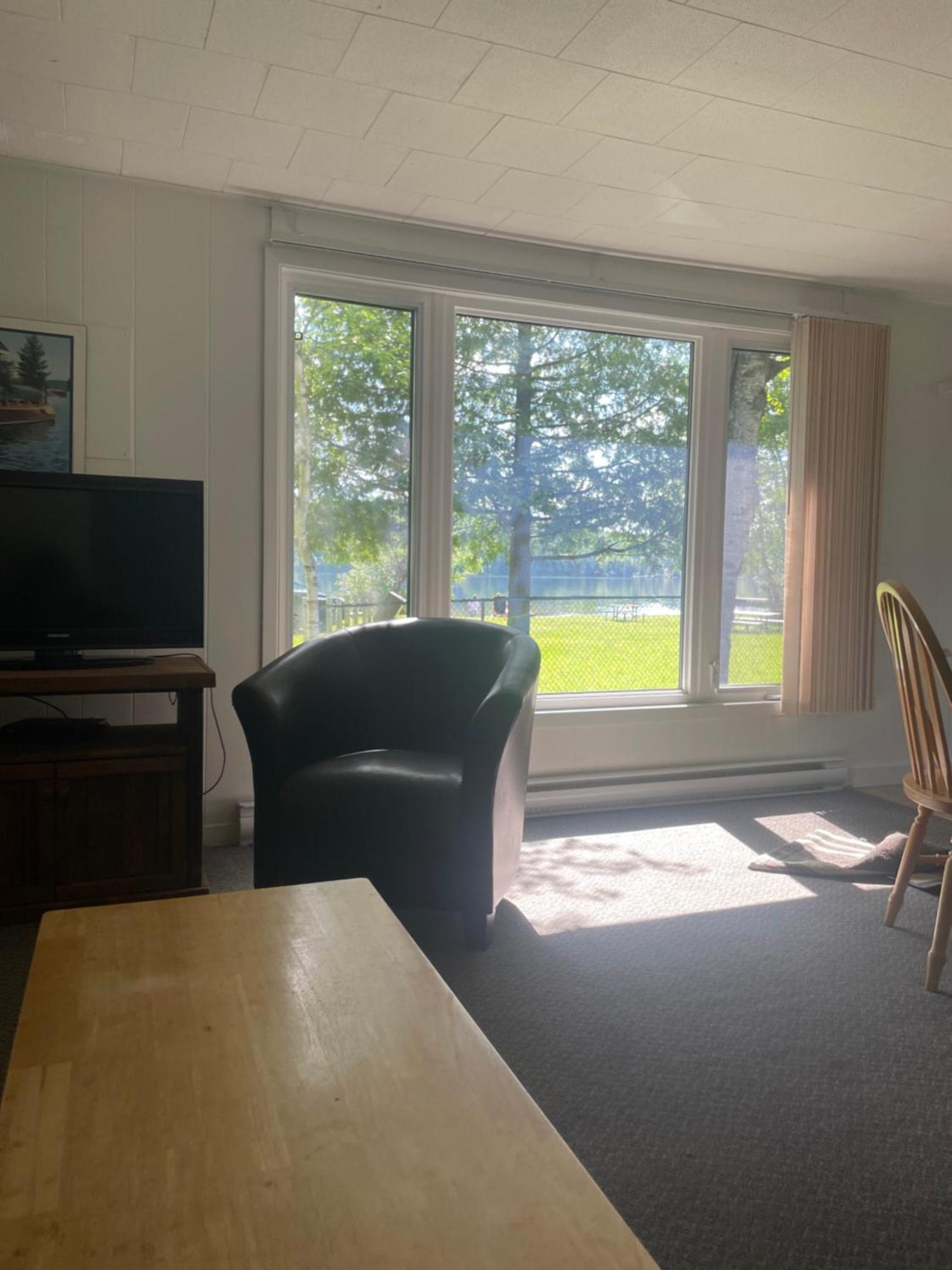 Colonial Bay Motel And Cottages ハンツビル エクステリア 写真