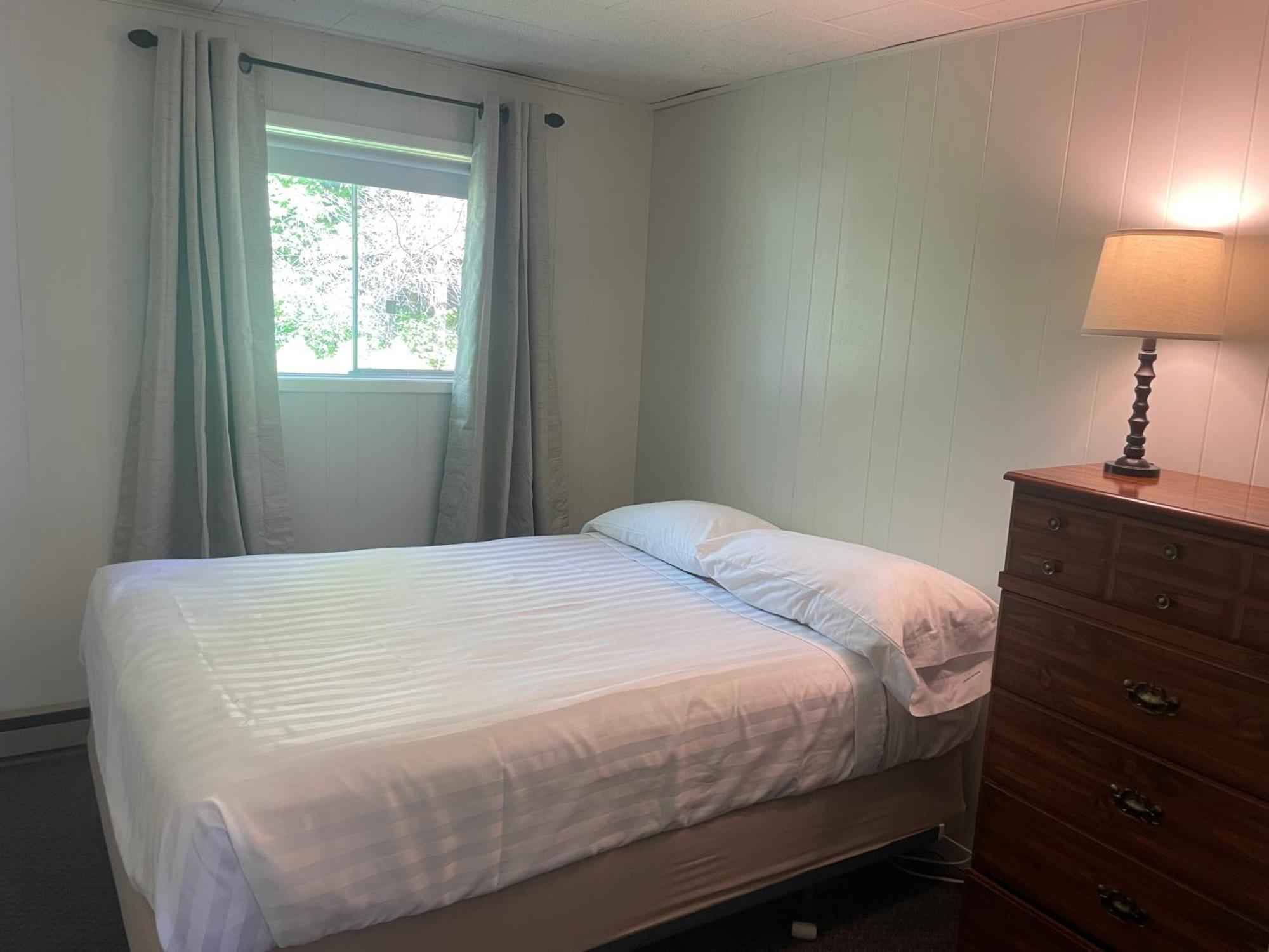 Colonial Bay Motel And Cottages ハンツビル エクステリア 写真