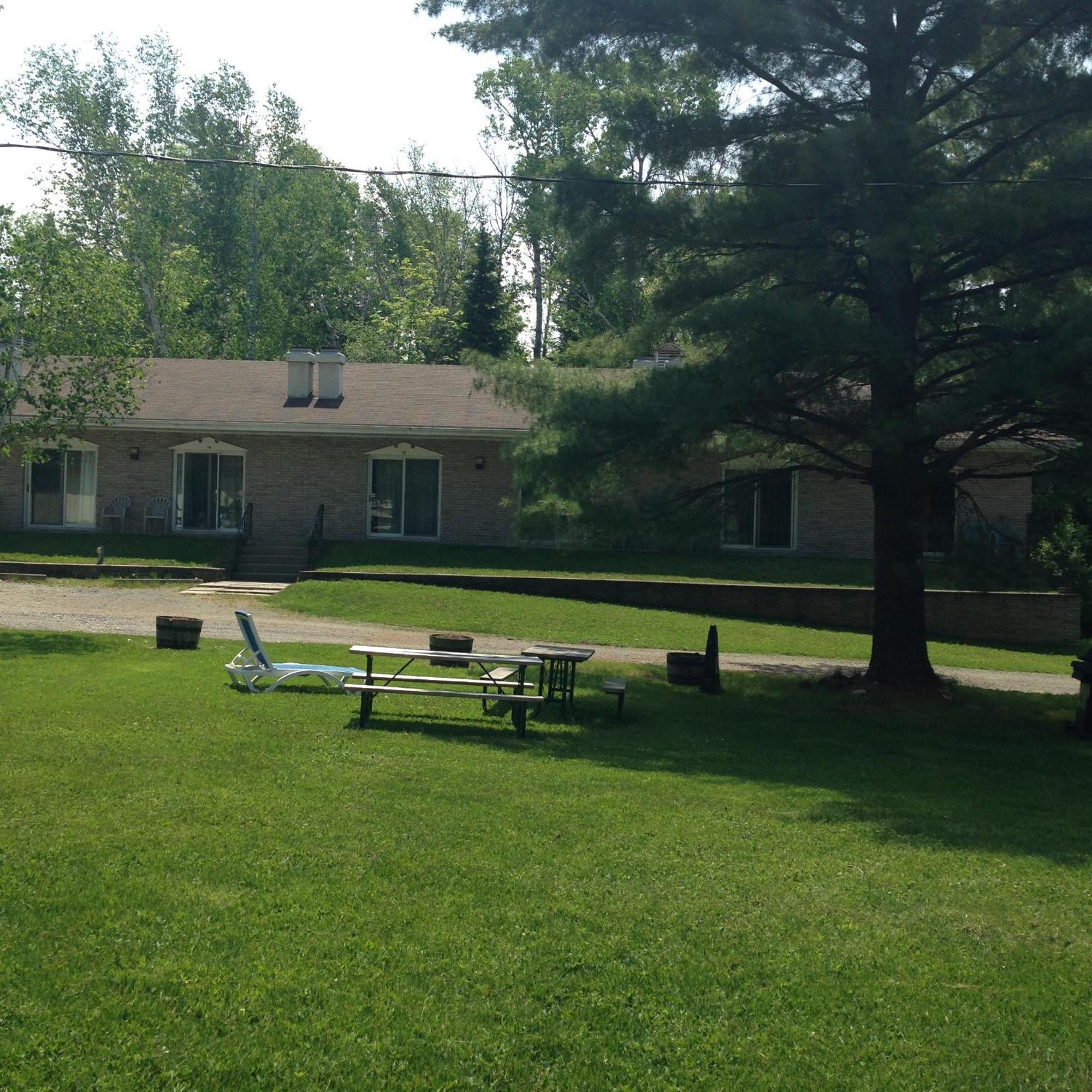 Colonial Bay Motel And Cottages ハンツビル エクステリア 写真